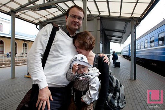 Алесь Михалевич в Вильнюсе встретился с женой и дочерью - фотофакт