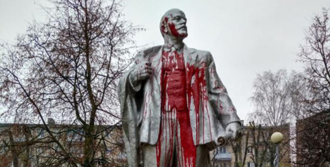 Red paint splashed on Lenin monument in Lida