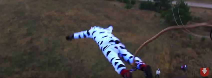 Belarusian thrill-seeker jumps from 25-meter tower to dip dranik (Video)