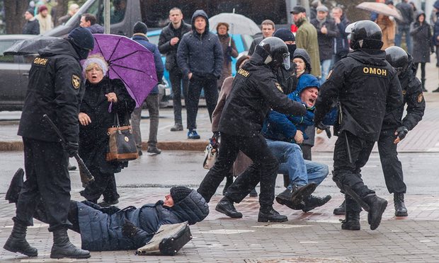 The Guardian: Riot police in Belarus attack protesters calling for end to ‘dictatorship’