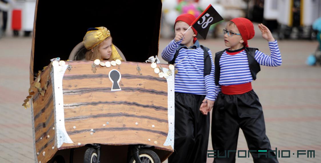 Pram parade in Mahilou (photo)