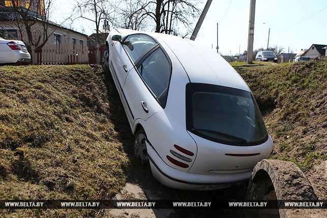 В Гродно легковушка на большой скорости вылетела в канаву, водитель попытался сбежать