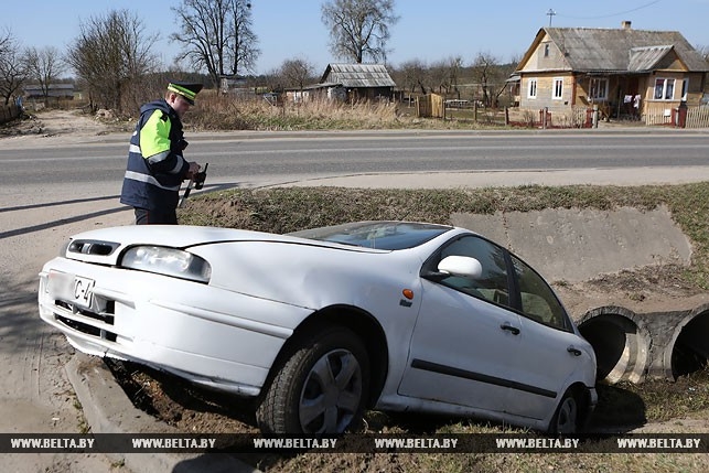 В Гродно легковушка на большой скорости вылетела в канаву, водитель попытался сбежать