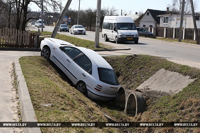 В Гродно легковушка на большой скорости вылетела в канаву, водитель попытался сбежать