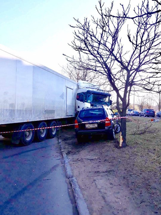 Фотофакт. В Минске столкнулись фура и кроссовер