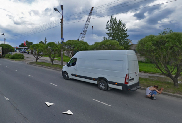 Житель Пскова справил нужду на дороге и угодил на панораму "Яндекса"