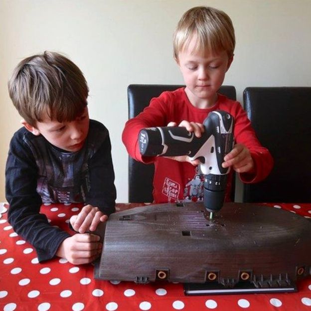 Игрушечный кораблик из Шотландии почти переплыл Атлантический океан, но у него садится батарейка