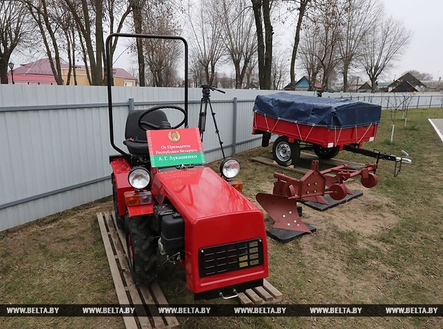 Как Лукашенко белорусам "щедрые" подарки раздавал