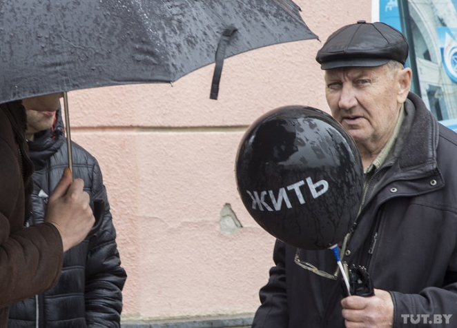 Несмотря на дождь и автозак. В Бресте снова протестовали против строительства аккумуляторного завода 