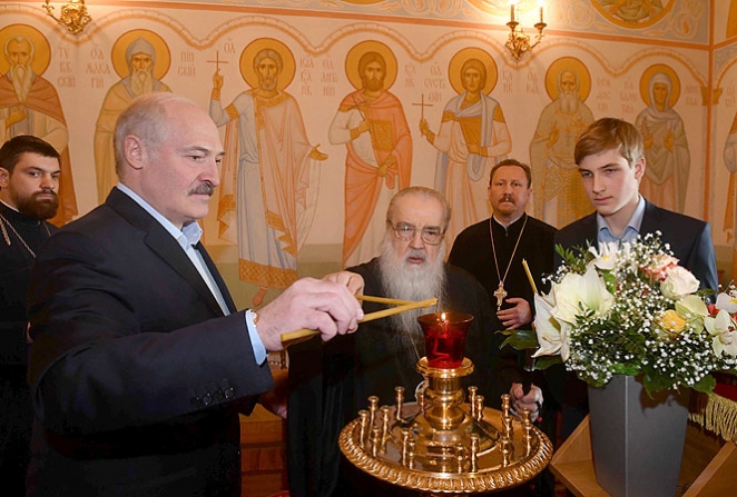 Как Лукашенко и Коля зажигали на Пасху свечи