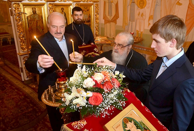 Как Лукашенко и Коля зажигали на Пасху свечи