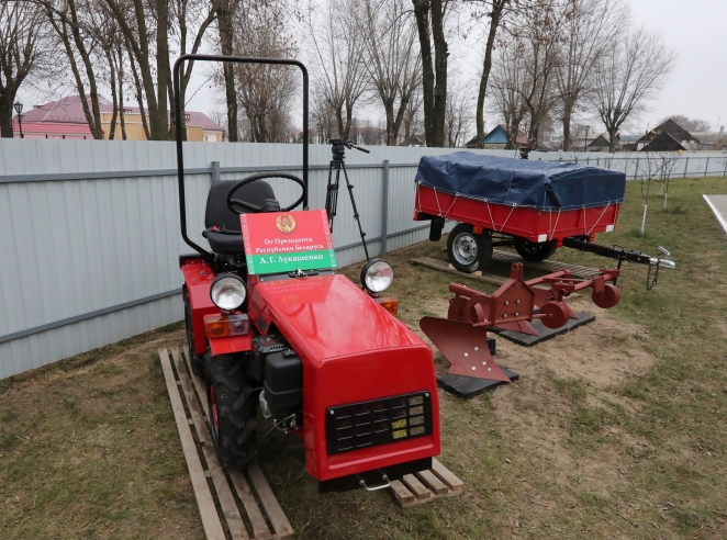 Топ-8 дорогих подарков, которые Лукашенко получал или дарил за последний год (фото)