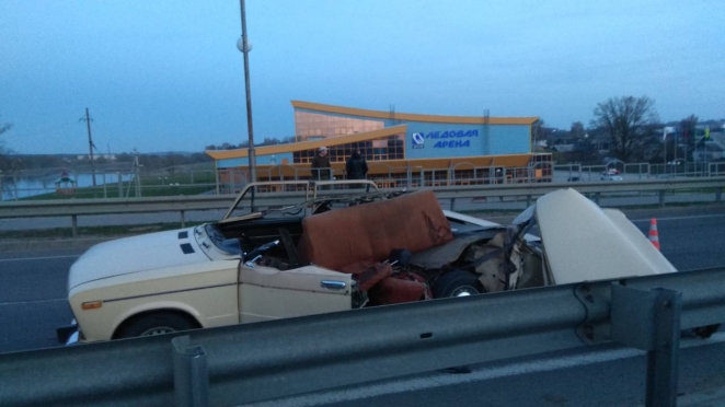 В Шклове трактор с культиватором срезал крышу легкового автомобиля