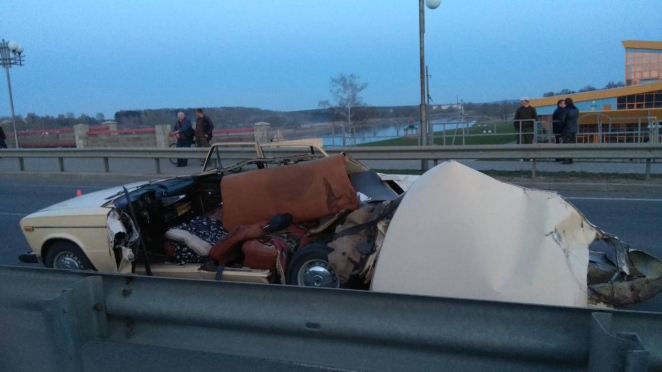 В Шклове трактор с культиватором срезал крышу легкового автомобиля