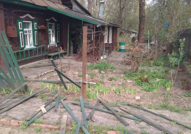 В Минске мужчина без причины выбил окна в жилом доме и ударил в лицо женщину 