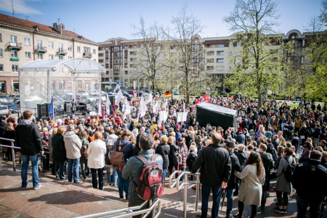 Сотни врачей, недовольных зарплатами, прошли маршем по Вильнюсу