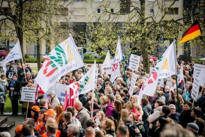 Сотни врачей, недовольных зарплатами, прошли маршем по Вильнюсу