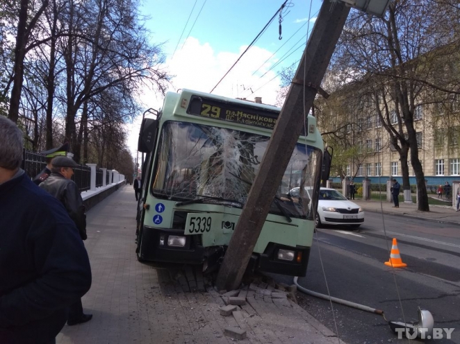 В Минске троллейбус врезался в столб: пострадали 13 человек