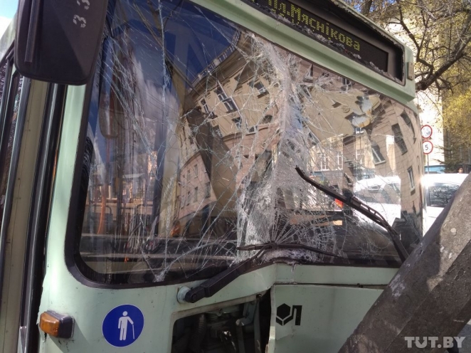В Минске троллейбус врезался в столб: пострадали 13 человек