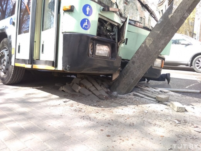 В Минске троллейбус врезался в столб: пострадали 13 человек