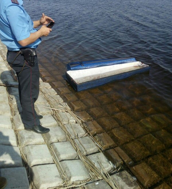 К берегу водохранилища в Солигорске приплыл... гроб. К берегу водохранилища в Солигорске приплыл... гроб.
