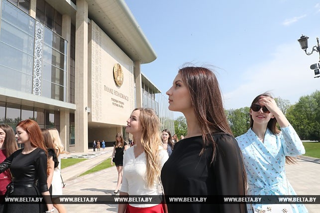 30 красавиц в кабинете Лукашенко