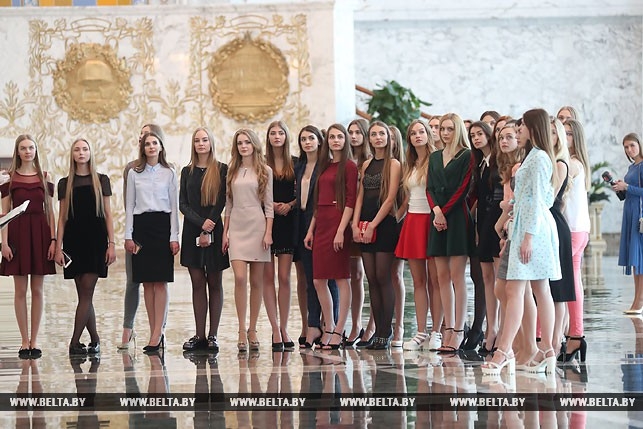 30 красавиц в кабинете Лукашенко