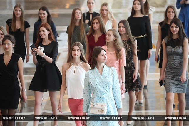 30 красавиц в кабинете Лукашенко