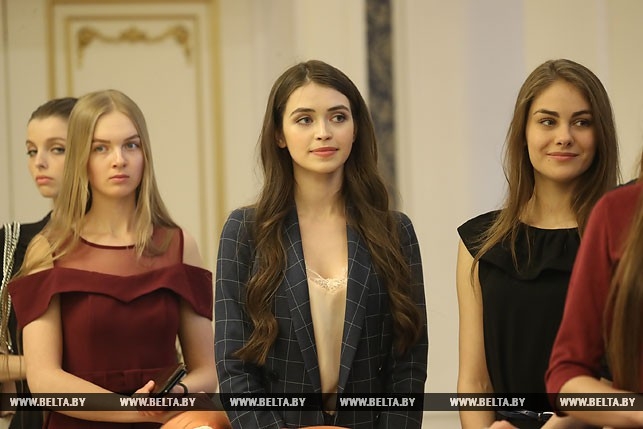 30 красавиц в кабинете Лукашенко