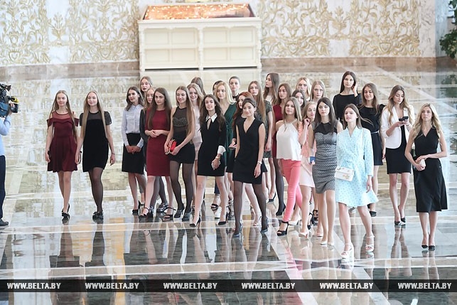 30 красавиц в кабинете Лукашенко