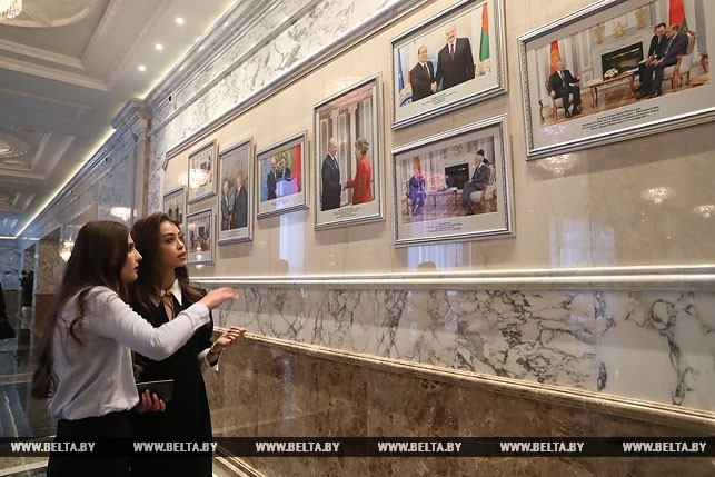 30 красавиц в кабинете Лукашенко