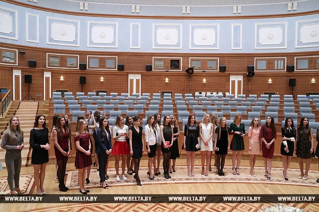 30 красавиц в кабинете Лукашенко