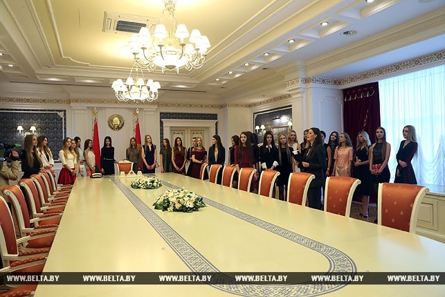 30 красавиц в кабинете Лукашенко