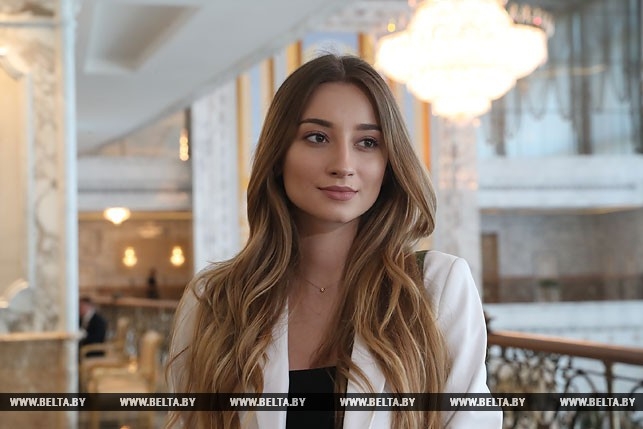 30 красавиц в кабинете Лукашенко