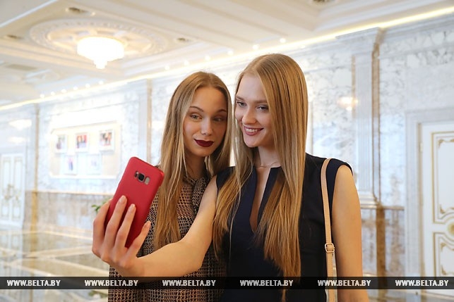 30 красавиц в кабинете Лукашенко