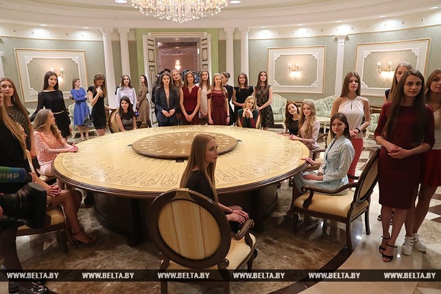 30 красавиц в кабинете Лукашенко