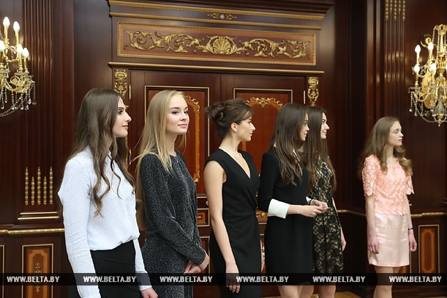 30 красавиц в кабинете Лукашенко