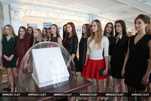 30 красавиц в кабинете Лукашенко