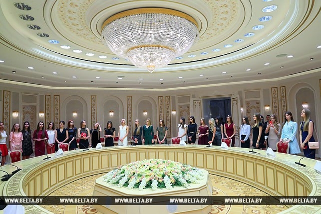 30 красавиц в кабинете Лукашенко