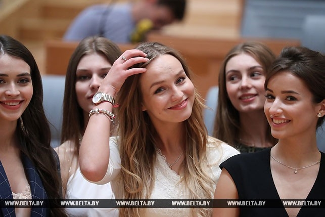 30 красавиц в кабинете Лукашенко