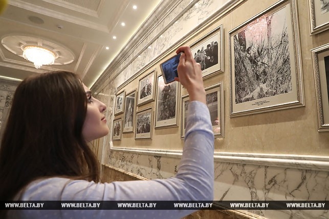 30 красавиц в кабинете Лукашенко