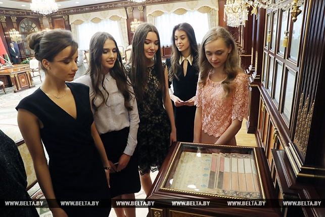 30 красавиц в кабинете Лукашенко