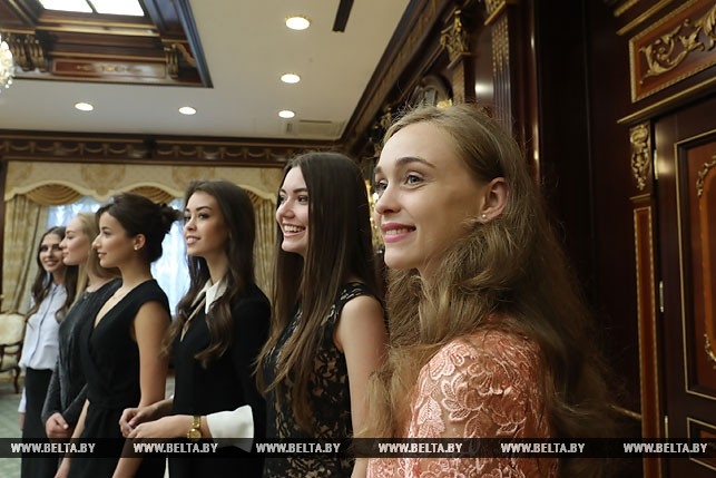 30 красавиц в кабинете Лукашенко