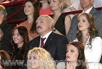 С какими девушками Лукашенко появлялся на конкурсе "Мисс Беларусь"