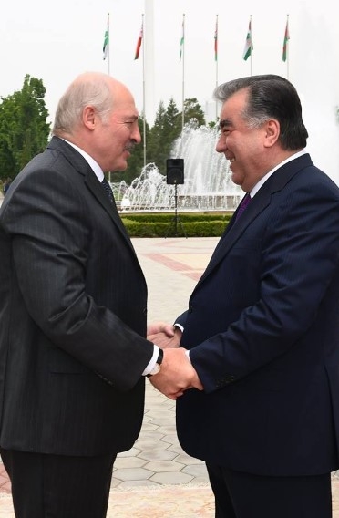 Фотофакт: Новый политический тренд Лукашенко — держаться за руки