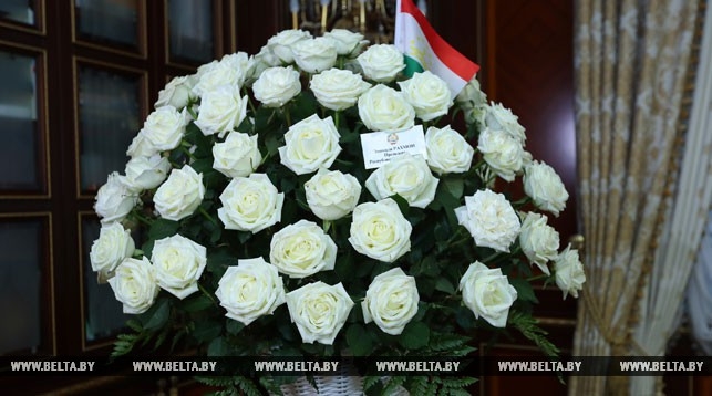 Обалдеть! Рахмон подарил Лукашенко корзину белых роз