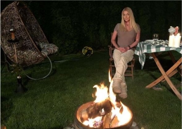 "Опять соски торчат": Волочкова без лифчика пьет в одиночестве