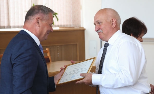 6 фактов о "руководителе года", которого подозревают во взяточничестве