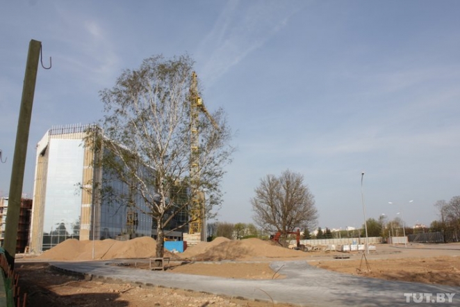 Фонтан, вип-туалеты и люстра почти за двести тысяч. Что закупают для Верховного суда в Минске