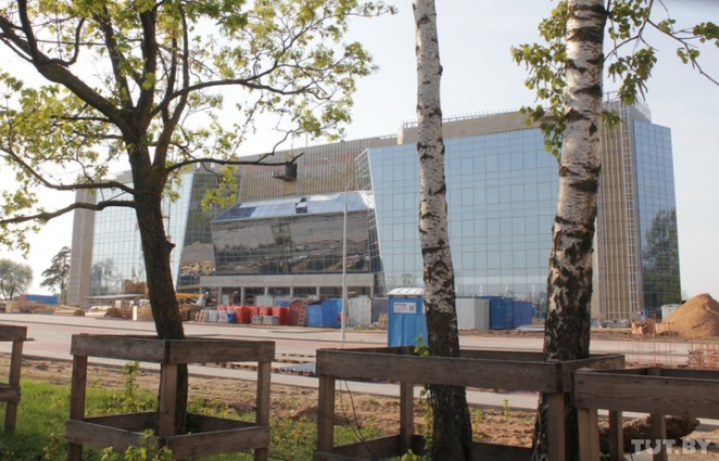 Фонтан, вип-туалеты и люстра почти за двести тысяч. Что закупают для Верховного суда в Минске